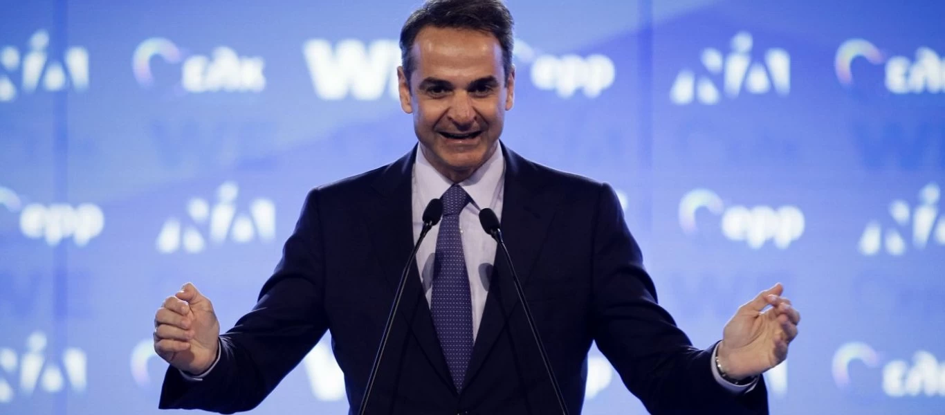 Κ. Μητσοτάκης σε «θαυμάστρια» που τον πλησίασε στην Ερμού: «Μην με φιλάτε»! (βίντεο)